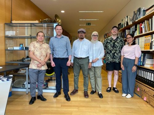 Group photo of research team (l-r): Prof. Hanafi Hussin, Prof. Alex Hofmann, Dr. Marzelan Salleh, Dr. Camellia Siti Maya Mohamed Razali, Tim-Tarek Grund, Roan Opiso. 